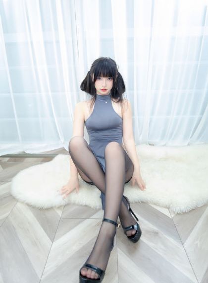 玩4p被3个男子伺候