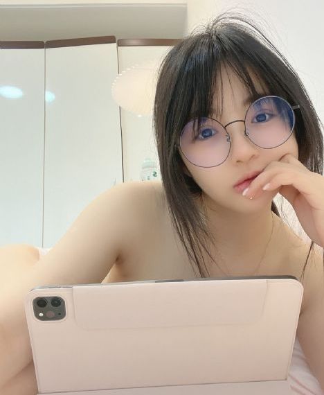 印一男子验尸房强行与人亲热